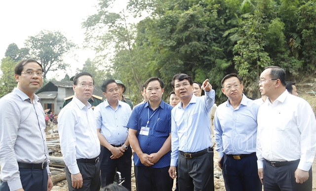Chủ tịch nước thị sát hiện trường, động viên các gia đình bị thiệt hại do lũ quét ở Lào Cai - Ảnh 2.
