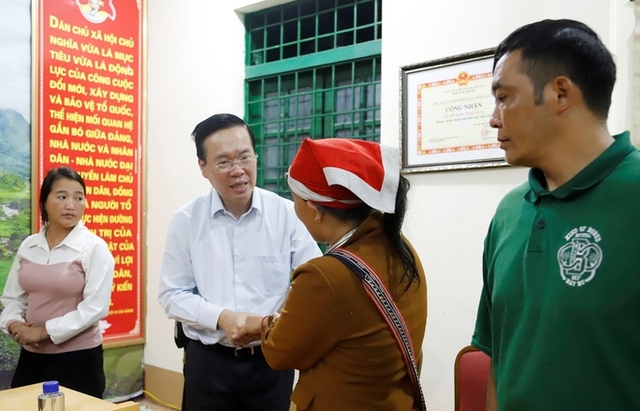 Chủ tịch nước thị sát hiện trường, động viên các gia đình bị thiệt hại do lũ quét ở Lào Cai - Ảnh 3.