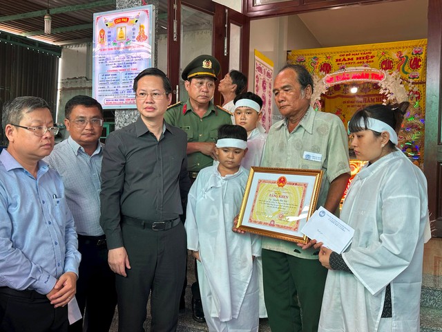 Phó Thủ tướng Trần Lưu Quang chỉ đạo thực hiện đầy đủ các chính sách với người dân tử vong khi tham gia chữa cháy, cứu nạn, cứu hộ - Ảnh 4.