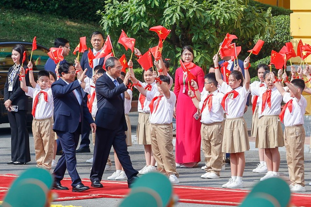 THỦ TƯỚNG PHẠM MINH CHÍNH CHỦ TRÌ LỄ ĐÓN CHÍNH THỨC VÀ HỘI ĐÀM VỚI THỦ TƯỚNG TRUNG QUỐC LÝ CƯỜNG- Ảnh 1.