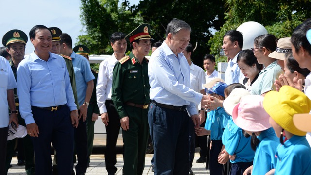 Tổng Bí thư, Chủ tịch nước Tô Lâm thăm, làm việc tại huyện đảo tiền tiêu của Tổ quốc - 'Hòn ngọc xanh trên miền đất lửa'- Ảnh 1.