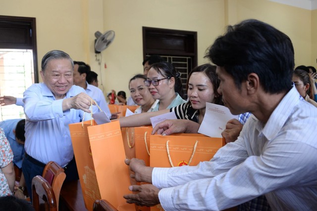 Tổng Bí thư, Chủ tịch nước Tô Lâm thăm, làm việc tại huyện đảo tiền tiêu của Tổ quốc - 'Hòn ngọc xanh trên miền đất lửa'- Ảnh 5.