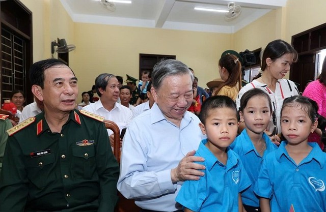 Tổng Bí thư, Chủ tịch nước Tô Lâm thăm, làm việc tại huyện đảo tiền tiêu của Tổ quốc - 'Hòn ngọc xanh trên miền đất lửa'- Ảnh 6.