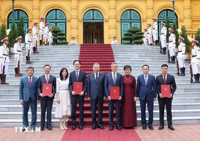 Tổng Bí thư, Chủ tịch nước Tô Lâm trao quyết định bổ nhiệm Đại sứ Việt Nam tại Liên Hợp Quốc, Campuchia, Singapore, Ukraine- Ảnh 1.