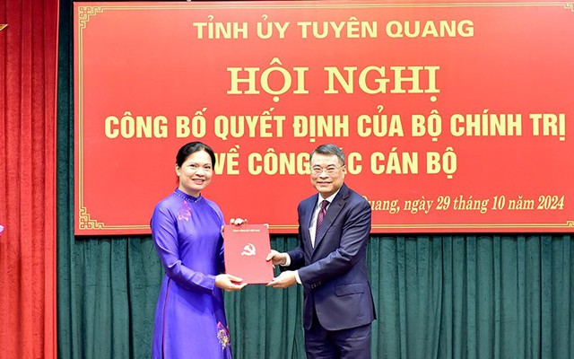 Trao Quyết định của Bộ Chính trị điều động, chỉ định Bí thư Tỉnh ủy- Ảnh 1.