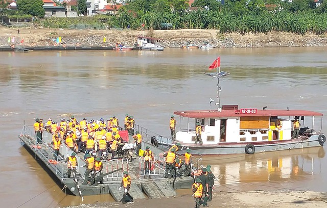 Sử dụng phà quân sự đưa người dân khu vực cầu Phong Châu qua sông; khẩn trương xây dựng khu tái định cư cho người dân Làng Nủ- Ảnh 2.