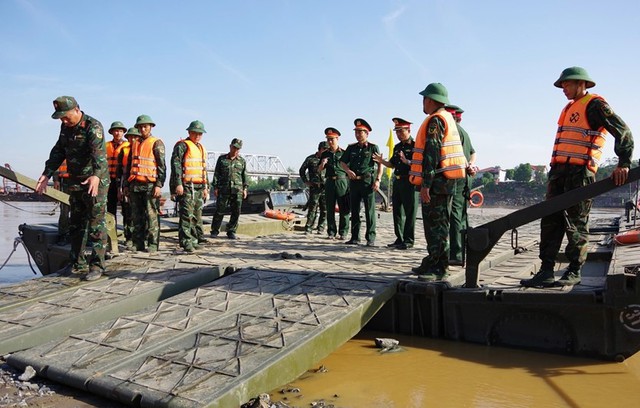 Sử dụng phà quân sự đưa người dân khu vực cầu Phong Châu qua sông; khẩn trương xây dựng khu tái định cư cho người dân Làng Nủ- Ảnh 1.