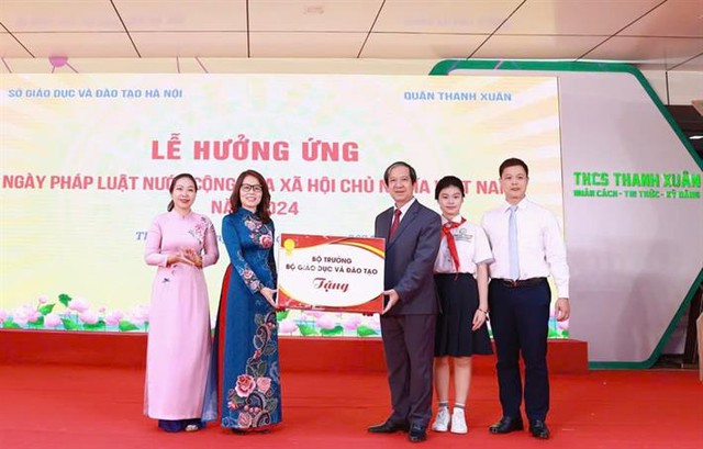 Bộ trưởng Nguyễn Kim Sơn: Học sinh thực hiện pháp luật cần bắt đầu từ những việc nhỏ nhất- Ảnh 2.