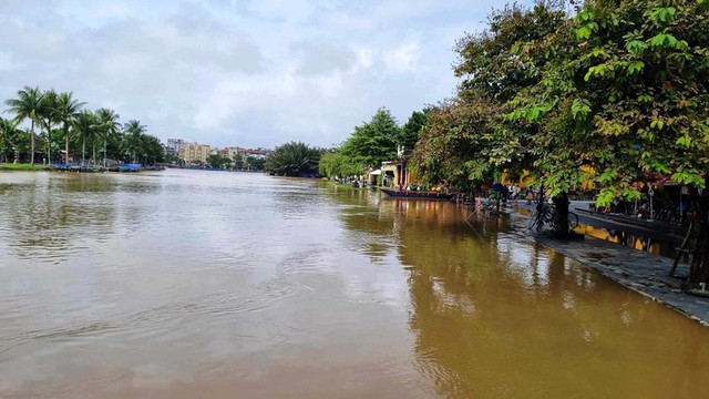 THỦ TƯỚNG CHỈ ĐẠO ỨNG PHÓ MƯA LŨ Ở TRUNG BỘ- Ảnh 2.