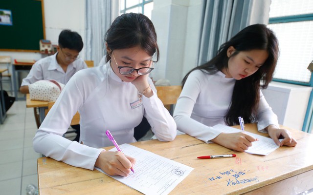 Vì sao hạn chế chỉ tiêu xét tuyển sớm, thí sinh có điểm IELTS, ACT/SAT,... có bị ảnh hưởng?- Ảnh 1.