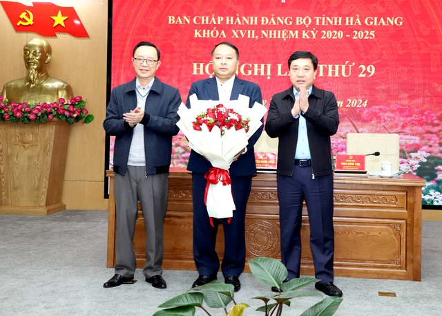 Đồng chí Phan Huy Ngọc, Giám đốc Công an tỉnh được bầu giữ chức Phó Bí thư Tỉnh ủy Hà Giang- Ảnh 2.