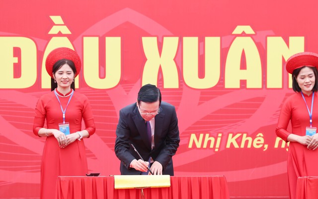 CHỦ TỊCH NƯỚC VÕ VĂN THƯỞNG: NỖ LỰC MỘT LÒNG PHỤC VỤ NHÂN DÂN, XÂY NỀN THÁI BÌNH MUÔN THỦA- Ảnh 1. CHỦ TỊCH NƯỚC VÕ VĂN THƯỞNG: NỖ LỰC MỘT LÒNG PHỤC VỤ NHÂN DÂN, XÂY NỀN THÁI BÌNH MUÔN THỦA- Ảnh 1.