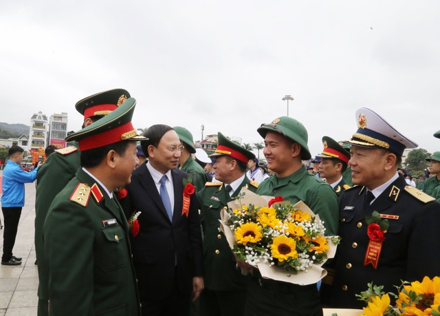 NGÀY HỘI TÒNG QUÂN 2024: Nữ cử nhân, anh em ruột xếp bút nghiên, rời giảng đường, nhà máy lên đường nhập ngũ- Ảnh 19.