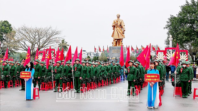 NGÀY HỘI TÒNG QUÂN 2024: Nữ cử nhân, anh em ruột xếp bút nghiên, rời giảng đường, nhà máy lên đường nhập ngũ- Ảnh 9.