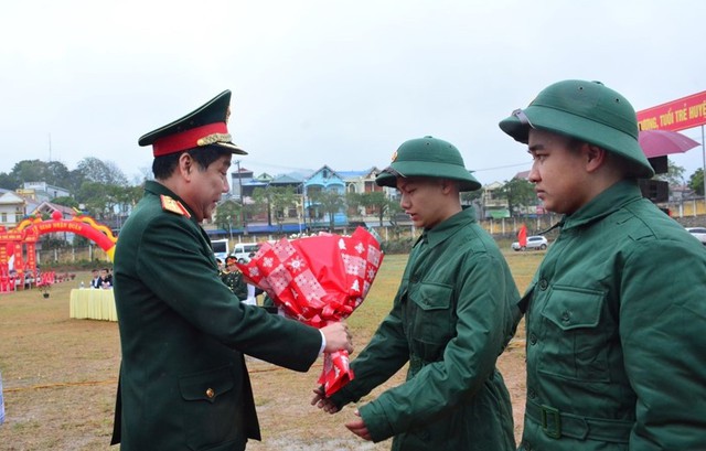 NGÀY HỘI TÒNG QUÂN 2024: Nữ cử nhân, anh em ruột xếp bút nghiên, rời giảng đường, nhà máy lên đường nhập ngũ- Ảnh 23.