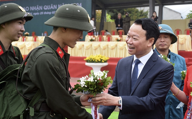 NGÀY HỘI TÒNG QUÂN 2024: Nữ cử nhân, anh em ruột xếp bút nghiên, rời giảng đường, nhà máy lên đường nhập ngũ- Ảnh 27.