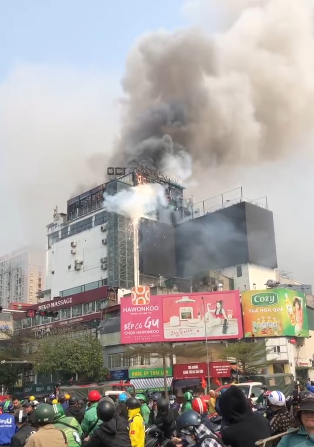 Thủ tướng hoan nghênh các lực lượng đã nhanh chóng dập tắt đám cháy nhà cao tầng tại Hà Nội- Ảnh 1.