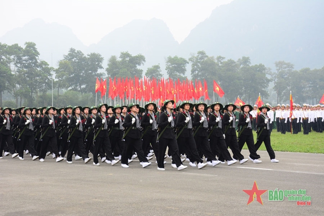 Hợp luyện các khối diễu binh, diễu hành kỷ niệm 70 năm Chiến thắng Điện Biên Phủ- Ảnh 12.