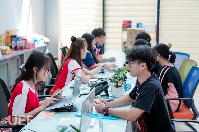TUYỂN SINH 2024: Trường Đại học Kinh tế - Tài chính TPHCM công bố điểm chuẩn xét tuyển học bạ - Ảnh 1.