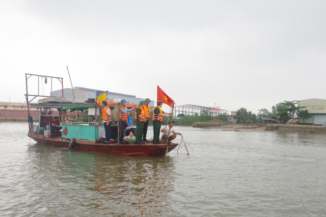 Khẩn trương tìm kiếm những người mất tích do chìm thuyền tại Quảng Ninh- Ảnh 1.
