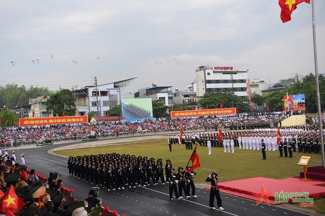 TOÀN CẢNH DIỄU BINH, DIỄU HÀNH KỶ NIỆM 70 NĂM CHIẾN THẮNG ĐIỆN BIÊN PHỦ 7/5/2024- Ảnh 70.