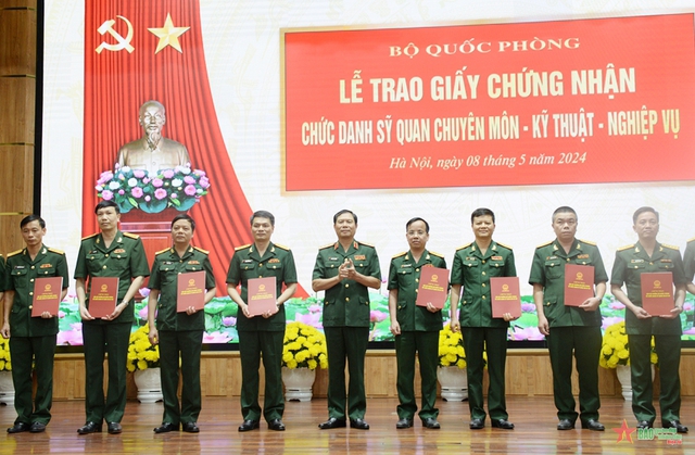 Bộ trưởng Quốc phòng công nhận nâng ngạch chức danh cho 650 sĩ quan- Ảnh 1.