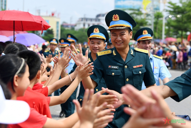 TOÀN CẢNH DIỄU BINH, DIỄU HÀNH KỶ NIỆM 70 NĂM CHIẾN THẮNG ĐIỆN BIÊN PHỦ 7/5/2024- Ảnh 15.