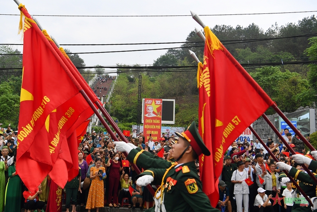 TOÀN CẢNH DIỄU BINH, DIỄU HÀNH KỶ NIỆM 70 NĂM CHIẾN THẮNG ĐIỆN BIÊN PHỦ 7/5/2024- Ảnh 19.