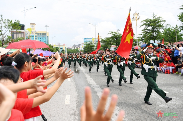 TOÀN CẢNH DIỄU BINH, DIỄU HÀNH KỶ NIỆM 70 NĂM CHIẾN THẮNG ĐIỆN BIÊN PHỦ 7/5/2024- Ảnh 24.