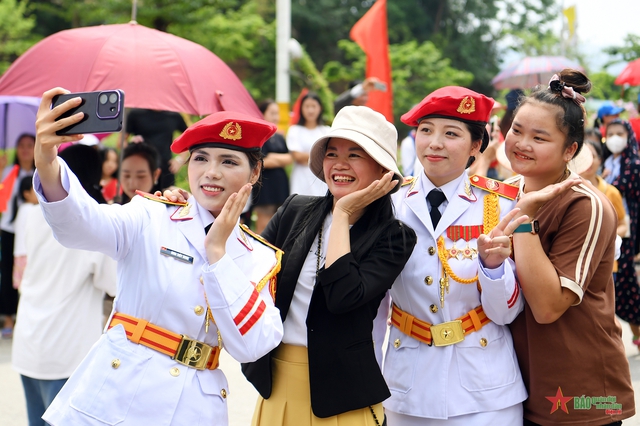 TOÀN CẢNH DIỄU BINH, DIỄU HÀNH KỶ NIỆM 70 NĂM CHIẾN THẮNG ĐIỆN BIÊN PHỦ 7/5/2024- Ảnh 16.