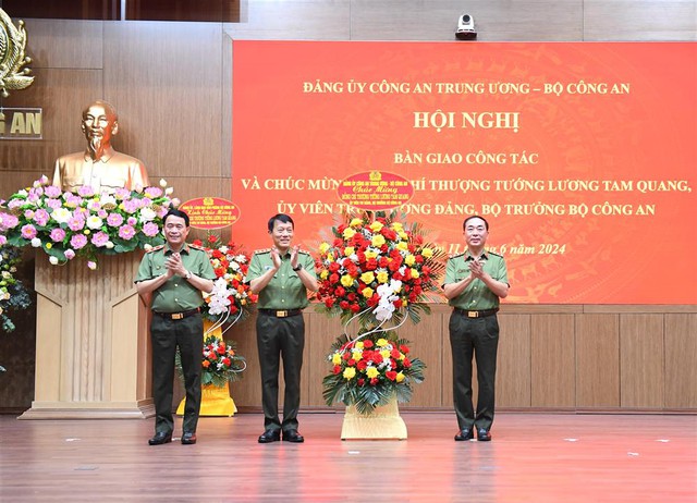 Bàn giao công tác giữa Chủ tịch nước Tô Lâm và Bộ trưởng Bộ Công an Lương Tam Quang- Ảnh 10.