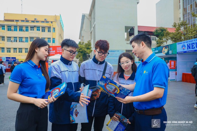TUYỂN SINH năm 2024: Điểm chuẩn xét tuyển sớm Trường Đại học Công nghiệp Hà Nội- Ảnh 1.