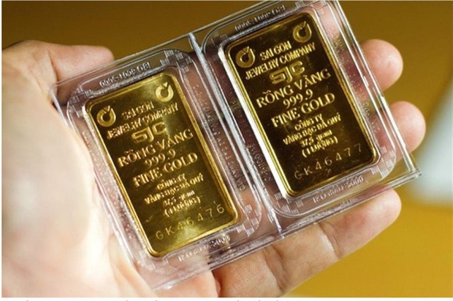 Công an vào cuộc xử lý doanh nghiệp, cửa hàng thuê người xếp hàng mua vàng miếng- Ảnh 2.