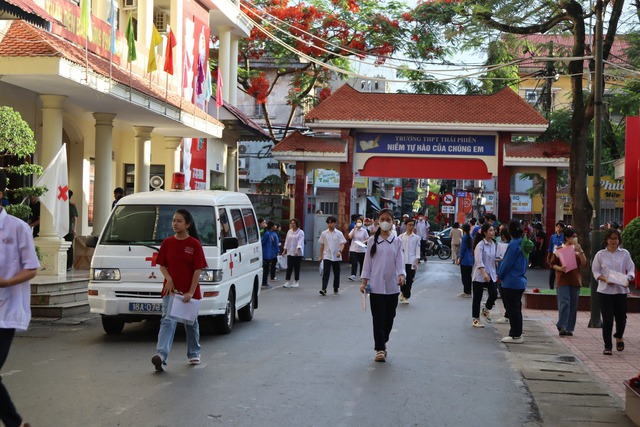 Đề thi tuyển sinh lớp 10 môn Toán tại Hải Phòng, Bình Định, Bình Phước- Ảnh 1.