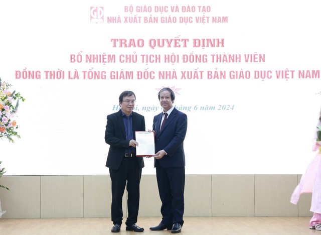 Trao quyết định bổ nhiệm tân Chủ tịch Hội đồng thành viên, Tổng Giám đốc Nhà xuất bản Giáo dục Việt Nam- Ảnh 1.