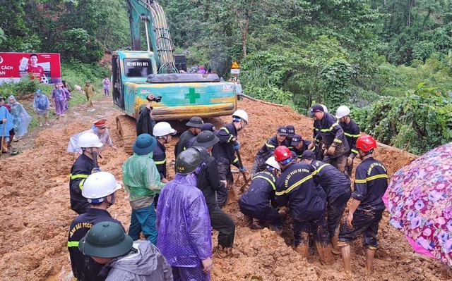 Vụ sạt lở ở Hà Giang: Chính thức ghi nhận 11 người tử vong, phấn đấu sớm thông tuyến- Ảnh 11.