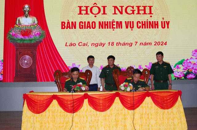 Điều động, bổ nhiệm 2 Đại tá giữ chức vụ Chính ủy Bộ Chỉ huy Quân sự; Phó Chủ nhiệm Chính trị Quân khu- Ảnh 2.