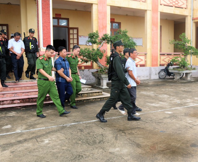 Khởi tố, bắt giam Chủ tịch xã, nguyên Chủ tịch, Phó Chủ tịch xã- Ảnh 2.