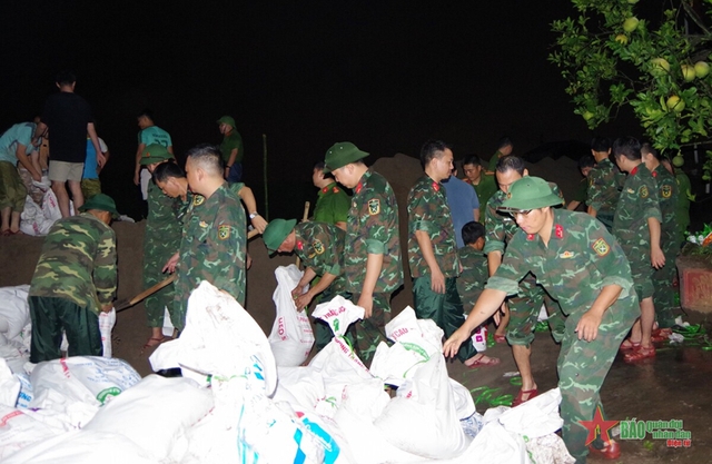 Bí thư Tỉnh ủy Nam Định thị sát, kiểm tra ứng phó mưa lũ tại 2 huyện, thành phố- Ảnh 2.