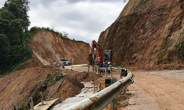 Tập trung phương tiện, vật tư, nhân lực để khắc phục hậu quả do mưa, lũ trên các tuyến quốc lộ- Ảnh 3.