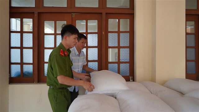 Bộ Công an, Bộ Quốc phòng tiếp nhận, cấp phát gạo đến nhân dân bị ảnh hưởng bão số 3- Ảnh 2.