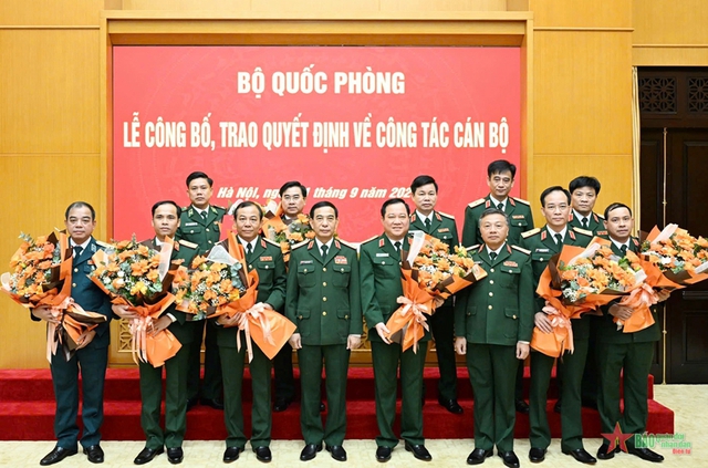 Đại tướng Phan Văn Giang trao quyết định thăng quân hàm cấp tướng; kiểm tra Trung đoàn 209- Ảnh 1.