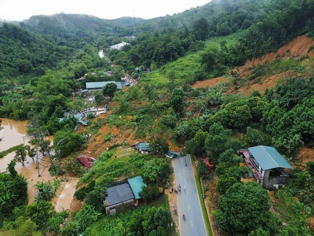 Sạt lở đất làm sập 5 nhà dân, 3 người chết, mất tích; 5 ô tô bị đẩy xuống taluy âm- Ảnh 5.