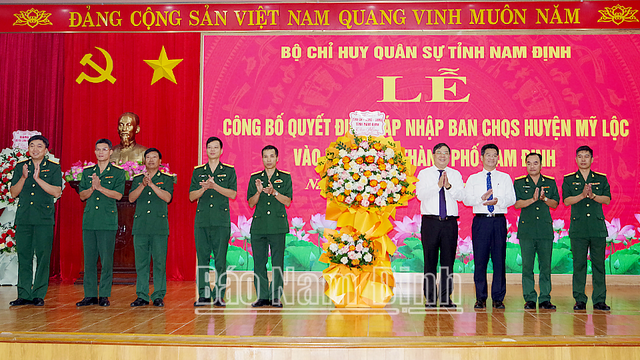 Sáp nhập Ban CHQS huyện vào Ban CHQS thành phố, bổ nhiệm chỉ huy đơn vị mới sáp nhập- Ảnh 1.