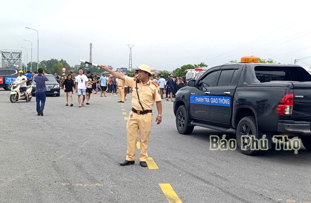 Cầu Phong Châu qua sông Hồng bị sập, lực lượng chức năng thực hiện công tác cứu hộ cứu nạn- Ảnh 3.