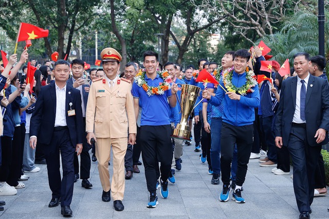 THỦ TƯỚNG: HƯƠNG VỊ CHIẾN THẮNG CÒN MÃI, NHƯNG BÓNG ĐÁ VIỆT NAM PHẢI VÔ ĐỊCH CHÂU Á VÀ DỰ WORLD CUP- Ảnh 1.