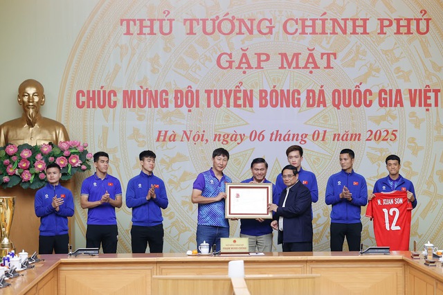 THỦ TƯỚNG: HƯƠNG VỊ CHIẾN THẮNG CÒN MÃI, NHƯNG BÓNG ĐÁ VIỆT NAM PHẢI VÔ ĐỊCH CHÂU Á VÀ DỰ WORLD CUP- Ảnh 4.