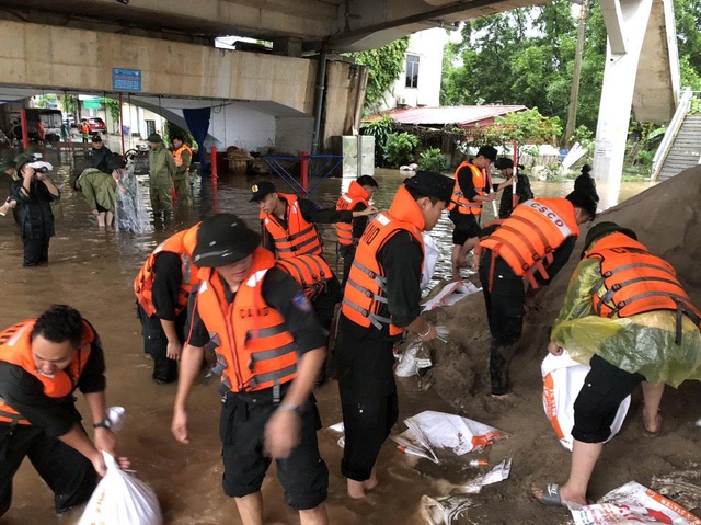 Bộ Công an chỉ đạo quyết liệt, khẩn trương khắc phục hậu quả thiên tai sau bão số 11- Ảnh 3.