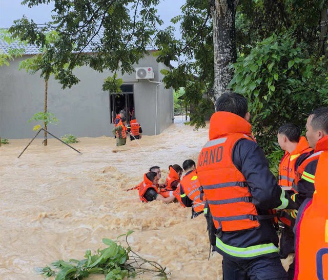 Bộ Công an chỉ đạo quyết liệt, khẩn trương khắc phục hậu quả thiên tai sau bão số 11- Ảnh 1.