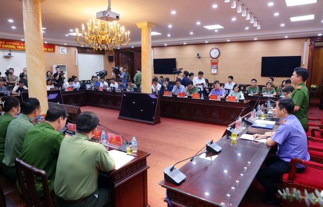 Công an Hà Nội đề nghị các bị hại trong vụ án Nguyễn Hòa Bình (Shark Bình) liên hệ, trình báo- Ảnh 2. Công an Hà Nội đề nghị các bị hại trong vụ án Nguyễn Hòa Bình (Shark Bình) liên hệ, trình báo- Ảnh 2.